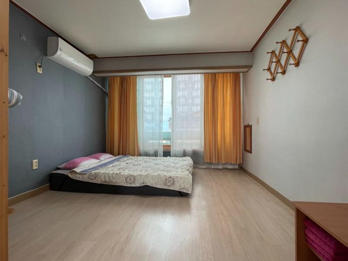 Bedroom 2, Goseong Seoyeong Pension, Goseong