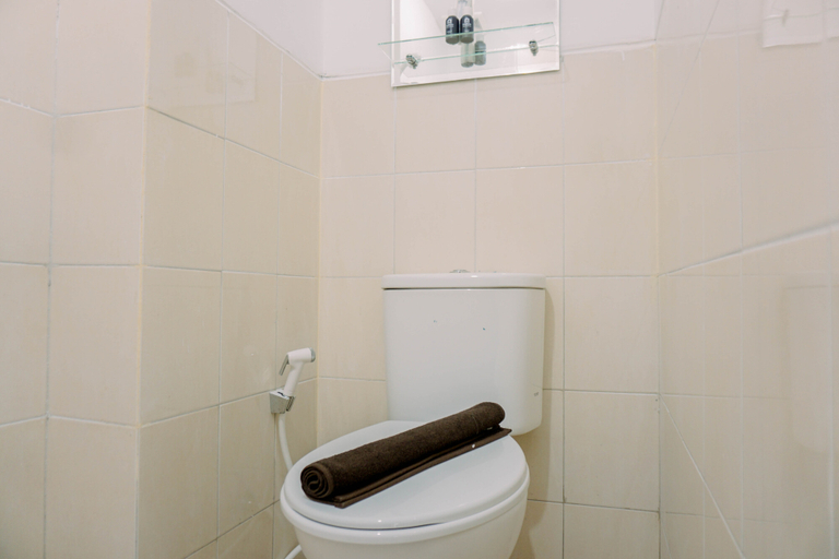 Bathroom 5, Cozy Stay Studio at Urbantown Serpong Apartment By Travelio, Tangerang Selatan