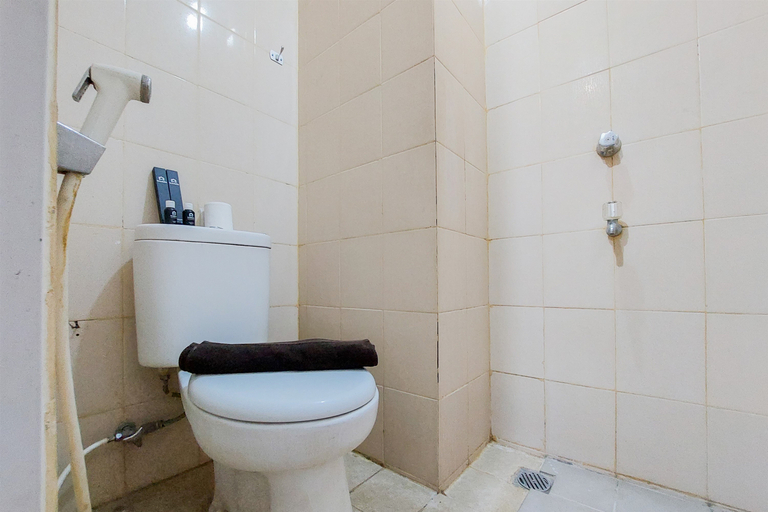 Bathroom 2, Homey and Tidy Studio Serpong Greenview Apartment By Travelio, Tangerang Selatan