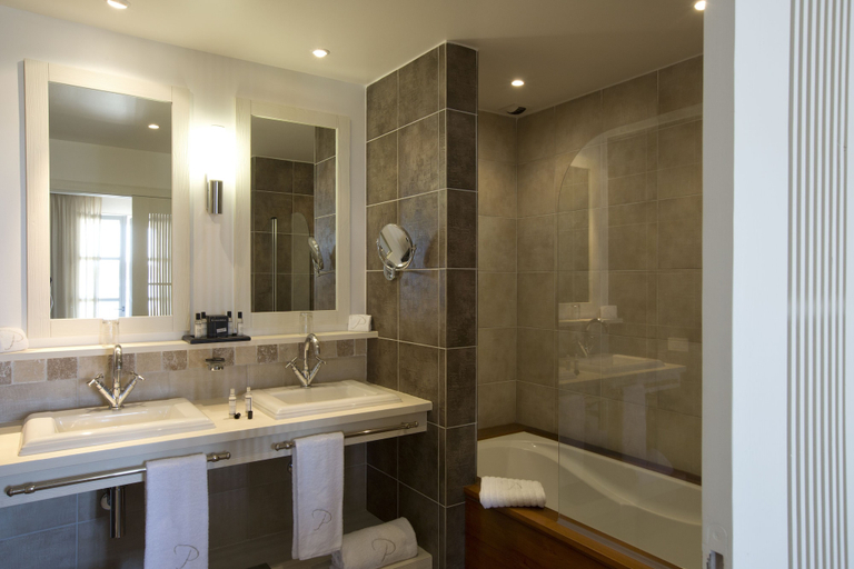 Bathroom 5, Hotel Le Pinarello, Corse-du-Sud