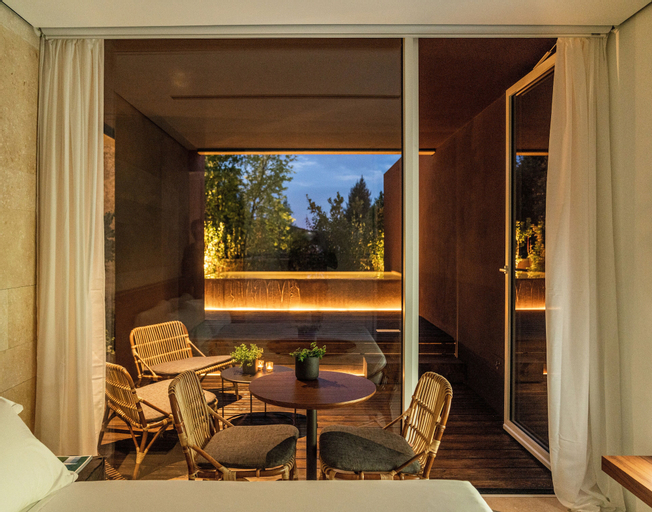 Exterior & Views 4
