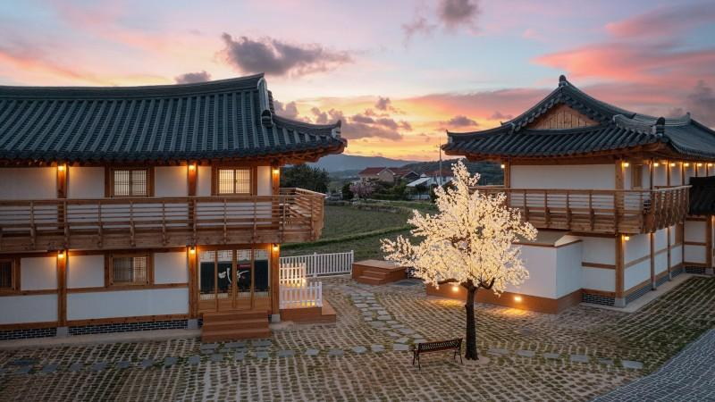 Exterior & Views 1, Gyeongju Midam Hanok Poolvilla, Gyeongju
