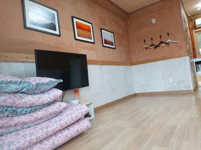 Bedroom 2, Wando Cheongsandorak Hanok Pension, Wando