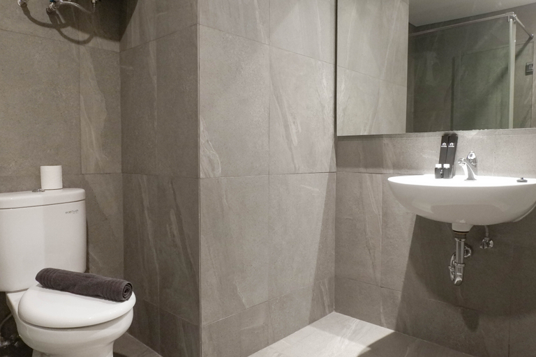 Bathroom 5, Luxurious and Comfortable 2BR Apartment at Belleview Residence By Travelio, Surabaya
