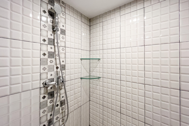 Bathroom 5, Cozy Studio at De Prima Apartment By Travelio, Medan
