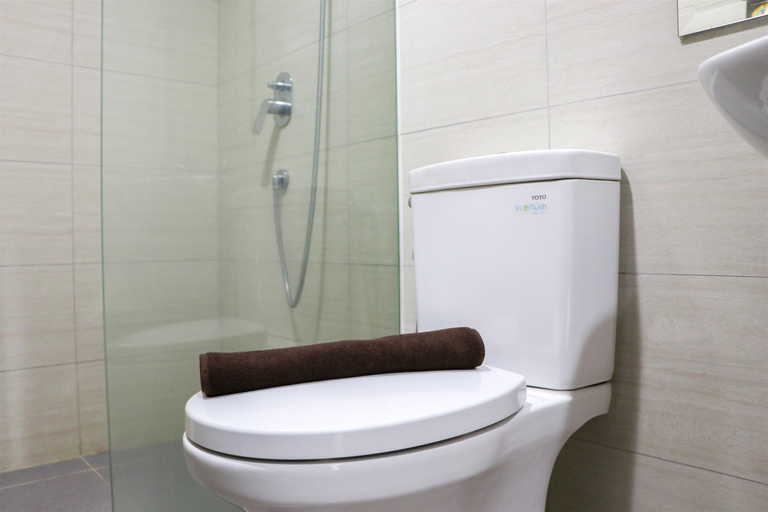Bathroom 5, Stretegic and Elegant 2BR at Ciputra International Apartment By Travelio, Jakarta Barat