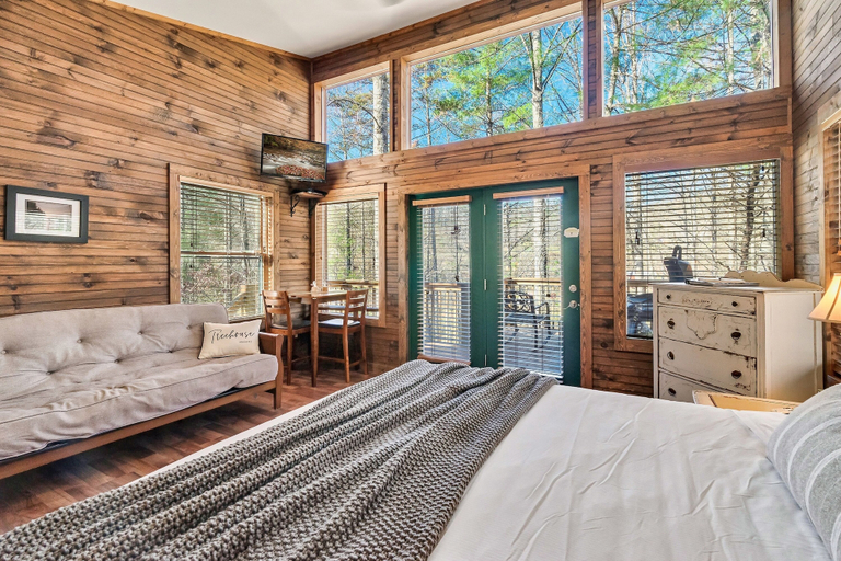 Bedroom 3, Rivers Edge Treehouses, Graham
