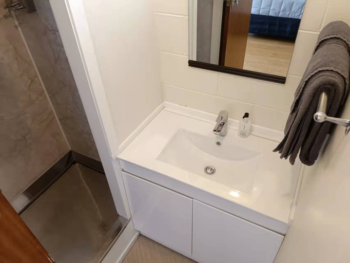 Bathroom 4, Astral Motel, Wanganui