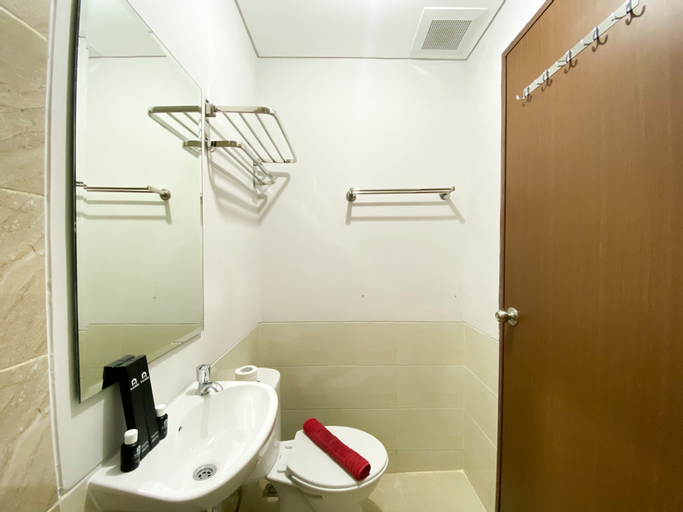 Bedroom 5, Chic and Cozy Studio Apartment at Transpark Juanda Bekasi By Travelio, Bekasi