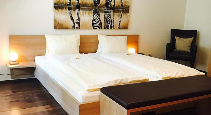 Bedroom 3, Hotel Kreuz, Thal