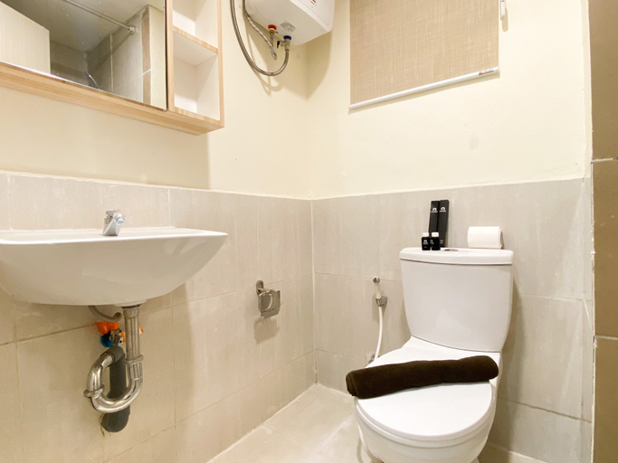 Bathroom 5, Comfortable and Nice 2BR Apartment at Meikarta By Travelio, Cikarang