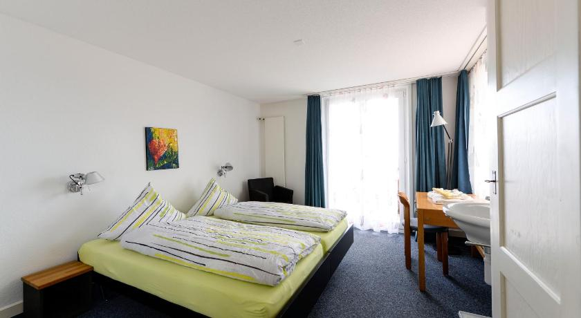 Bedroom 2, Pension Labeshuus - Bistro Sonnegg, Thun