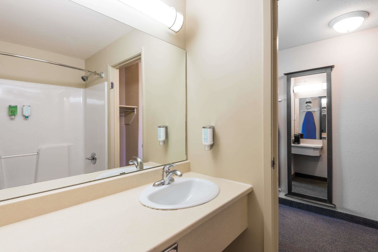Bathroom 4, Super 8 by Wyndham Windsor NS, Hants