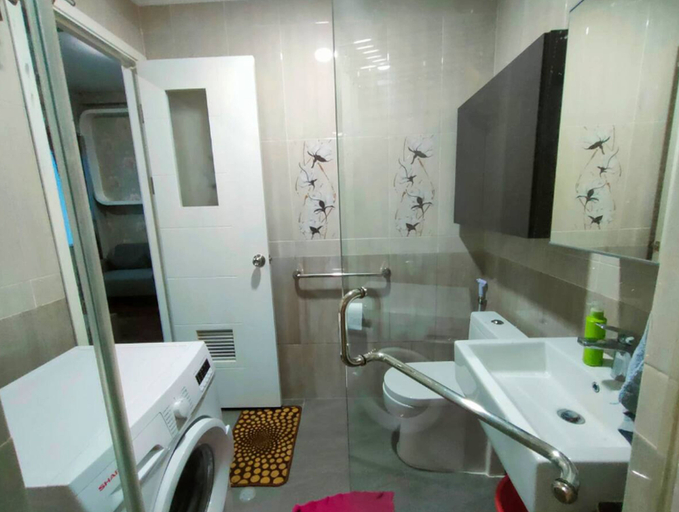 Bathroom, 2 bed sanctuary with pools, garden, jacuzzi, gym, Jakarta Pusat