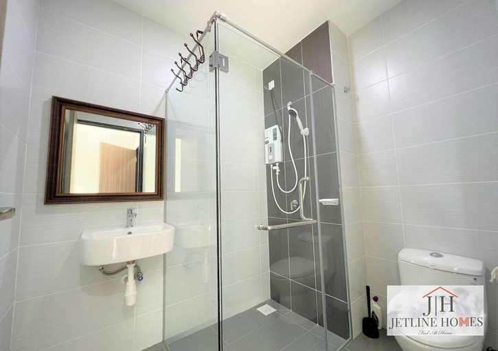 Bathroom 4, Melaka {Nova8 Suite} City-View/ 4Pax/ WIFI/tv-box, Malacca City