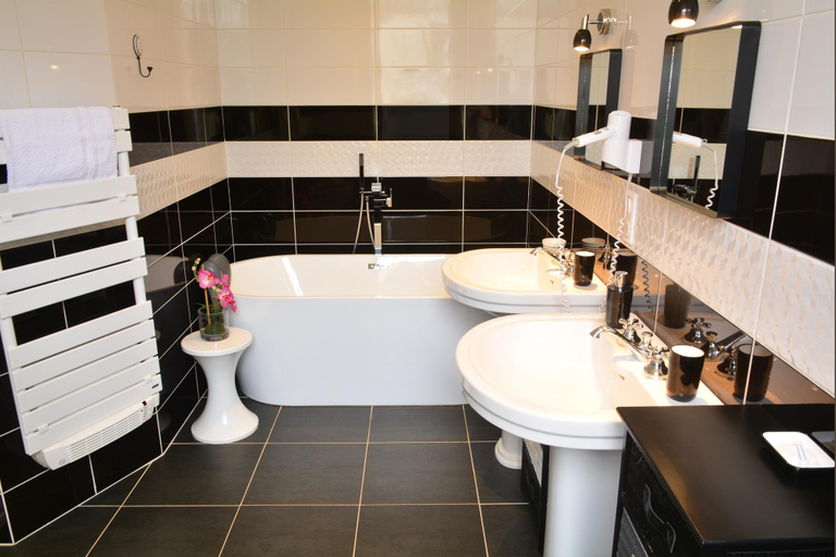 Bathroom 3, Villa Glen-Tara, Gironde