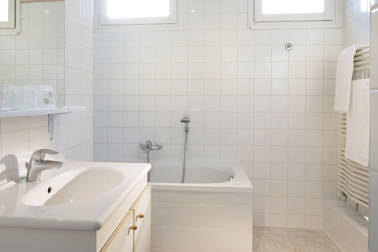 Bathroom 3, Hôtel Marie-Anne, Calvados