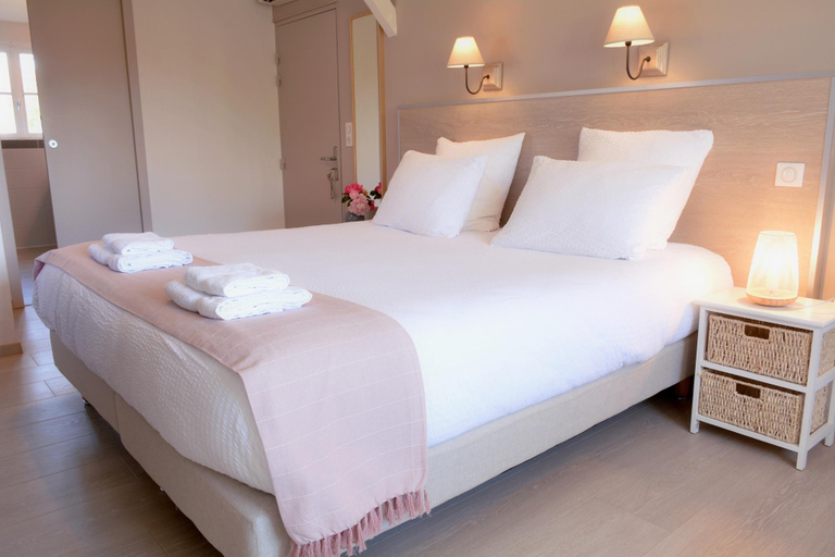Bedroom 2, Villa Glen-Tara, Gironde