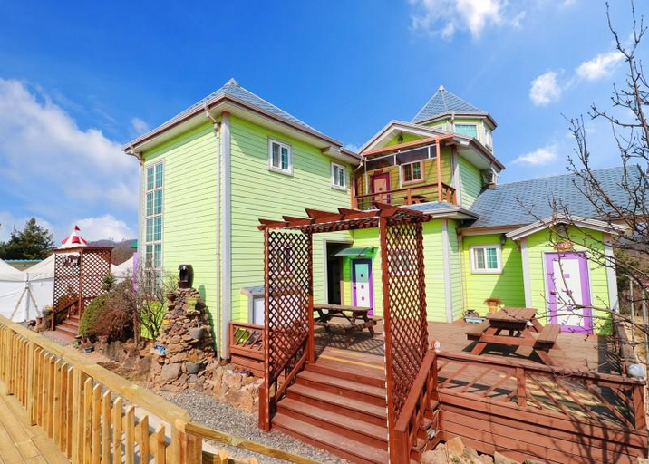 Exterior & Views