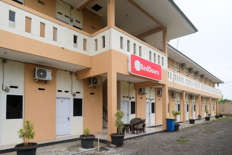 Exterior & Views 2, RedDoorz @ Putri Syariah Brebes, Brebes
