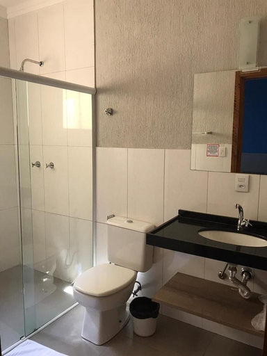 Bathroom 4, Emmis Park Hotel, Aparecida do Taboado
