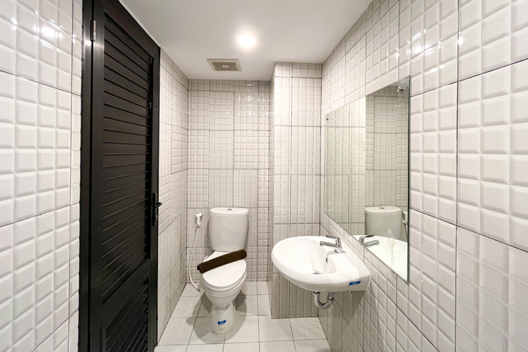 Bathroom 5, Cozy Studio at De Prima Apartment By Travelio, Medan