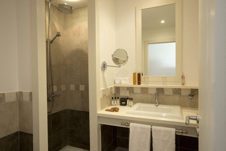 Bathroom 5, Le Pinarello, Corse-du-Sud