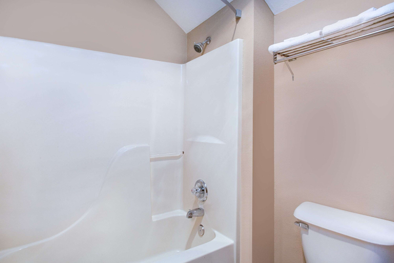 Bathroom 3, Super 8 by Wyndham Defiance, Defiance