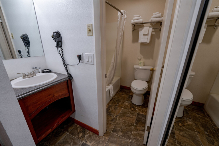 Bathroom, Rimrock Hotel, Montrose