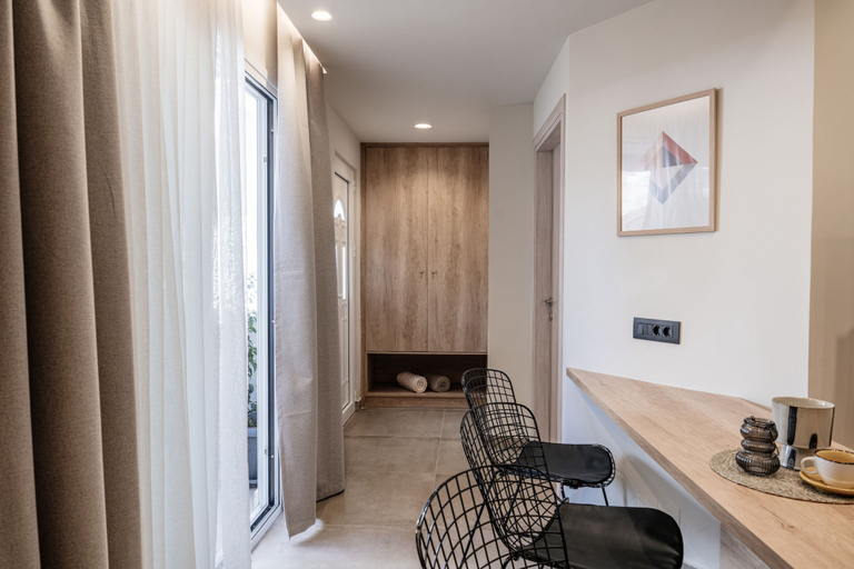 Others 5, Vinnies Homes, Crete