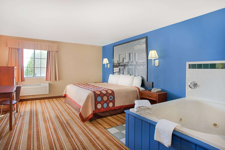 Bedroom 2, Super 8 by Wyndham Defiance, Defiance