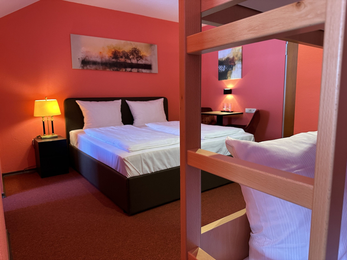 Bedroom 3, Maiers Hotel, Regen