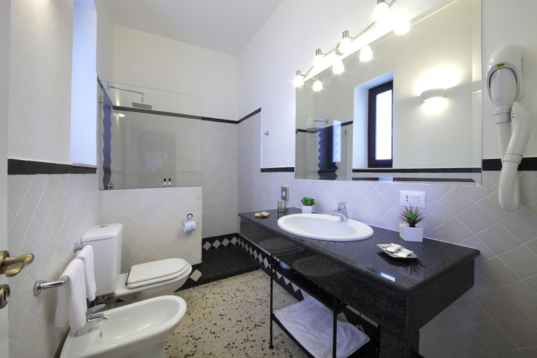 Bathroom 4, Casal Sikelio, Syracuse