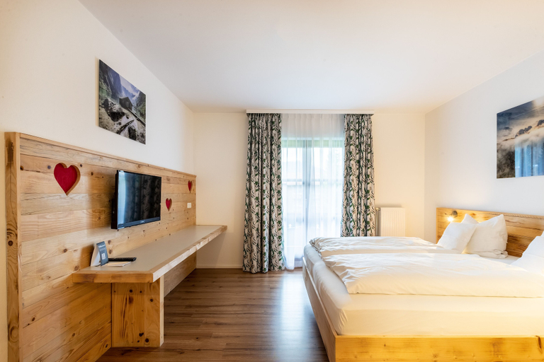 Bedroom 2, Das Bergmayr - Chiemgauer Alpenhotel, Traunstein