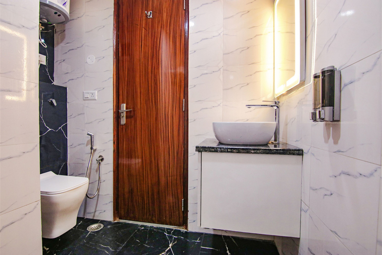 Bathroom, Fabhotel Satyam International, Gautam Buddha Nagar