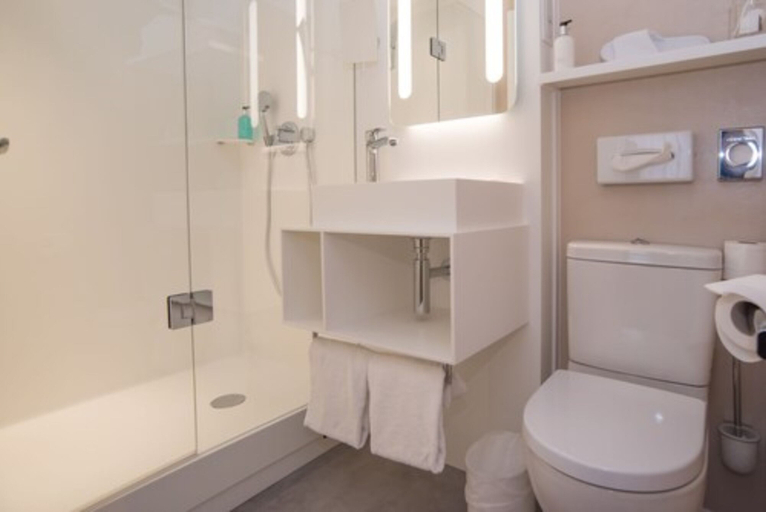 Bathroom 5, Hotel America, Alpes-Maritimes