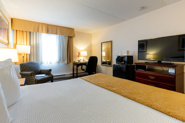 Bedroom 3, Travelodge by Wyndham Ottawa East, Ottawa