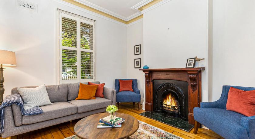 MadeComfy Spacious 3-Bed Terrace With Balcony, Port Phillip - West