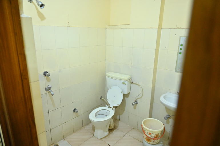 Bathroom 4, Abhi International Hotel, Pathankot