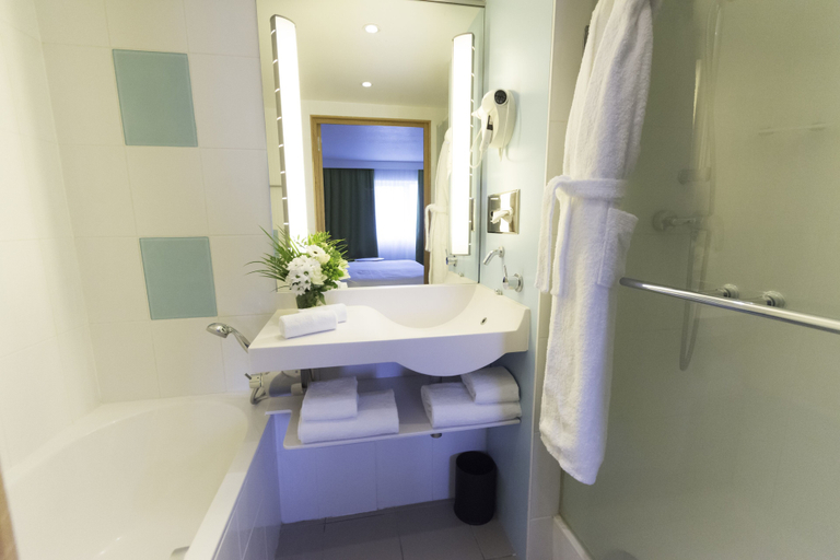 Bathroom 5, Novotel Chartres, Eure-et-Loir