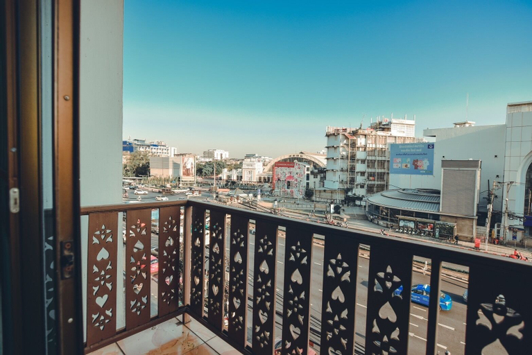 Exterior & Views
