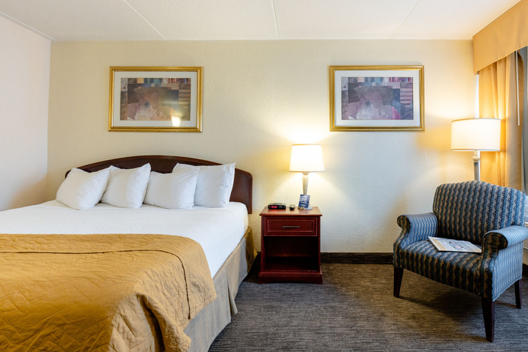 Bedroom 3, Travelodge by Wyndham Ottawa East, Ottawa