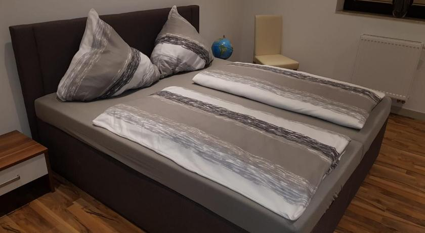 Bedroom 2, Ferienhaus Ixheim Bitscher Str.70, Zweibrücken