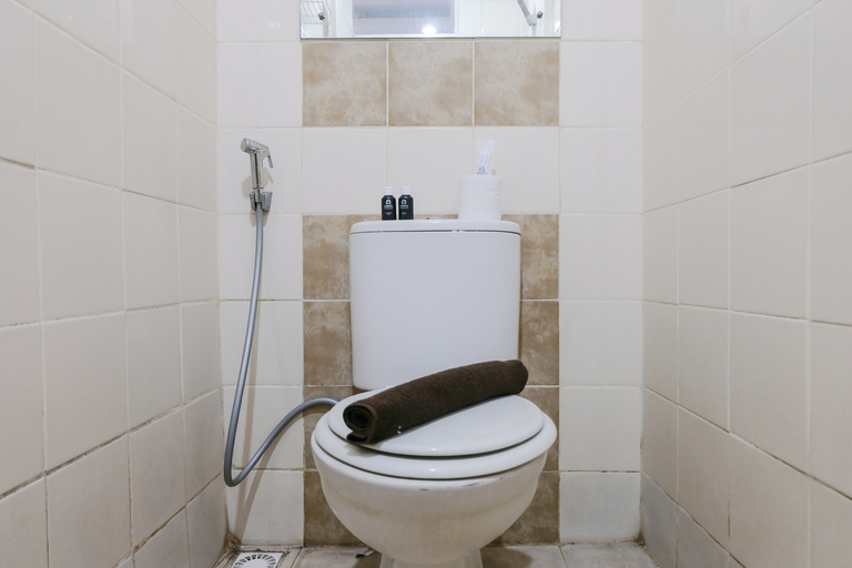 Bathroom 5, Homey 1BR Apartment at The Edge Bandung By Travelio, Cimahi