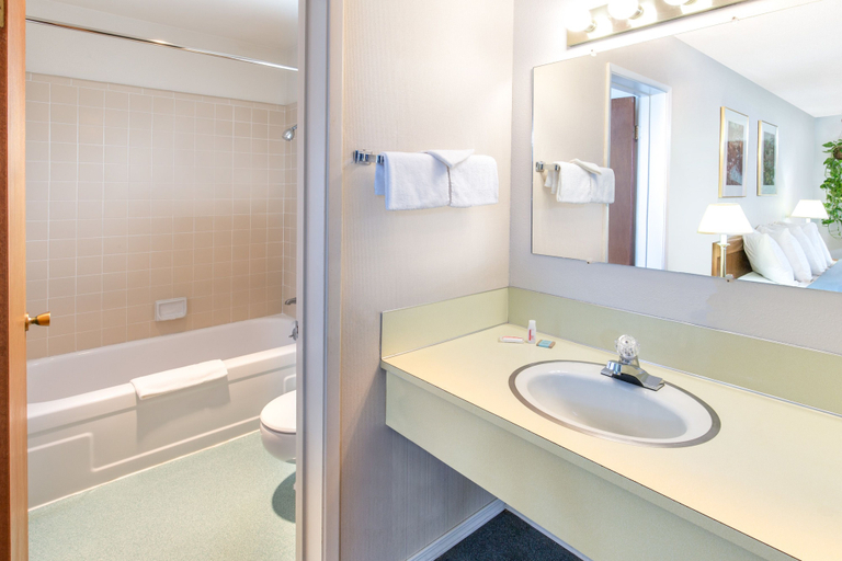 Bathroom 5, Redwood Inn, Del Norte