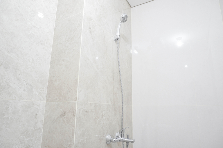 Bathroom 5, Nice and Elegant Studio at Transpark Cibubur Apartment By Travelio, Depok
