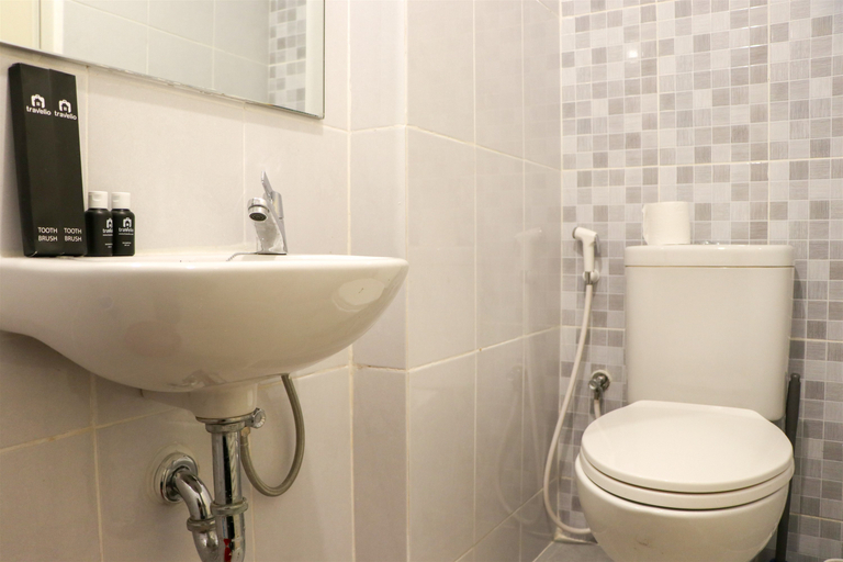 Bathroom 5, Nice and Homey Studio Tokyo Riverside PIK 2 Apartment By Travelio, Tangerang