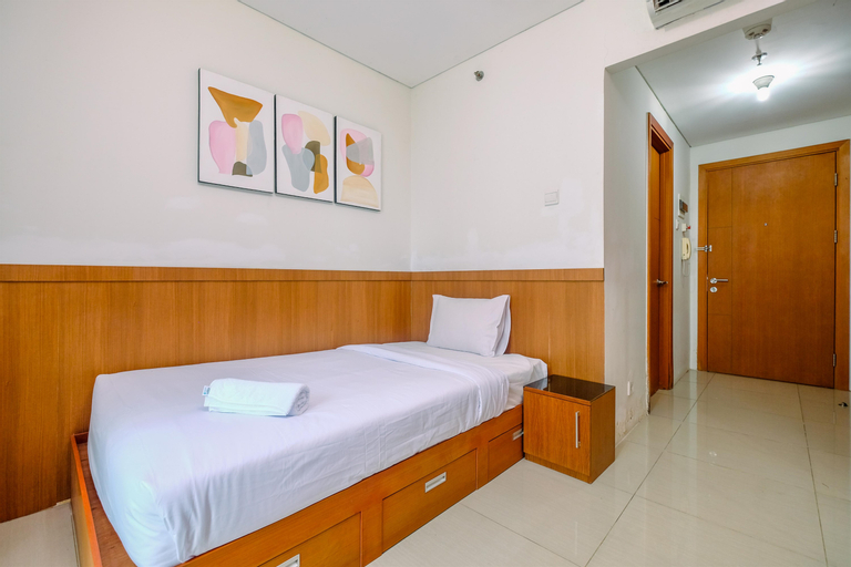 Best Strategic and Comfy Studio Apartment at Woodland Park Residence By Travelio, Jakarta Selatan