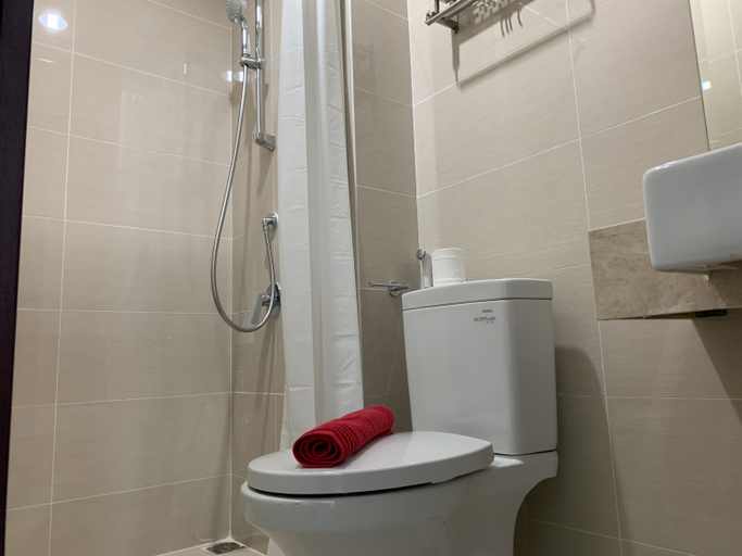 Bathroom 2, Comfy and Elegant Studio at Puri Mansion Apartment By Travelio, Jakarta Barat