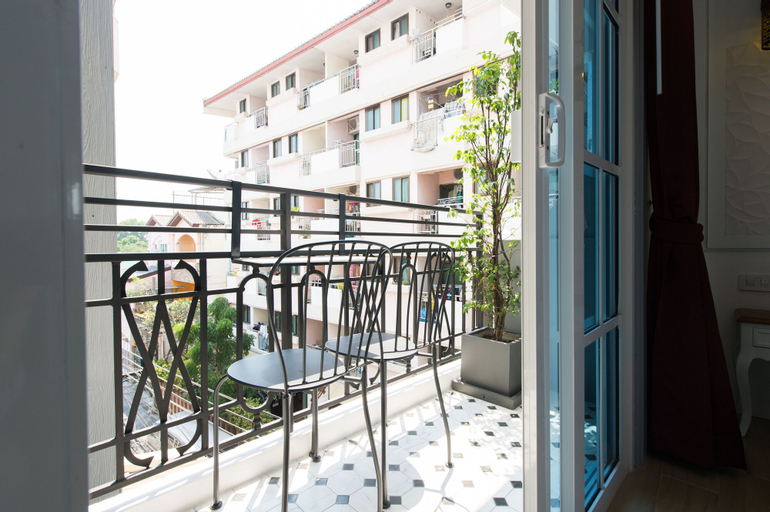 Exterior & Views 12